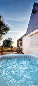 una piscina frente a una casa en I Sicomori - Seme di Carota - Glamping e appartamenti con piscina a Saturnia, en Saturnia