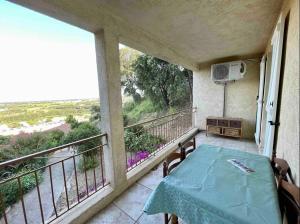 En balkon eller terrasse på Casarella Bulle de Paix en Corse Entre Terre et Mer