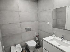 y baño con aseo y lavamanos. en Apartment Dona Vitória - Monte Gordo Beach, en Monte Gordo