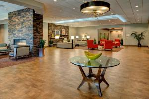 eine Lobby mit einem Tisch in der Mitte eines Zimmers in der Unterkunft DoubleTree by Hilton Hotel Flagstaff in Flagstaff