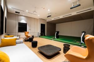 โต๊ะบิลเลียดของ THE CREST-Central Saigon Riverside -Free POOL-GYM-SAUNA Room-YOGA Room