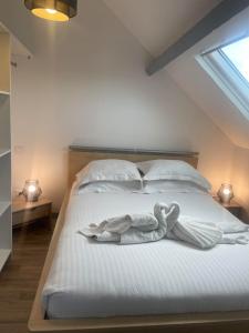 Kama o mga kama sa kuwarto sa Superbe loft neuf - 1 chambre- face au Château