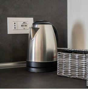 a coffee maker sitting on a counter next to a basket at Monolocale Moderno Valpolicella Verona - Agni in San Pietro in Cariano