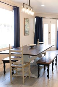 comedor con mesa de madera y sillas en Blaizy Dayz, en Bay Saint Louis