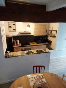 Una cocina o kitchenette en Maisonnette