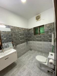 Un baño de Alpha Guest House