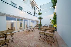 eine Terrasse mit Tischen und Stühlen in einem Gebäude in der Unterkunft Atlantic Bliss in Albufeira