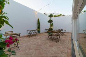 eine Terrasse mit Tischen und Stühlen in einem Zimmer in der Unterkunft Atlantic Bliss in Albufeira