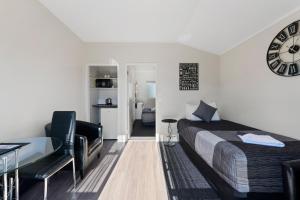 Кровать или кровати в номере Central Inn Taupo