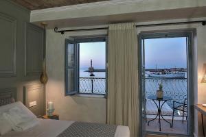 una camera con letto e vista su un balcone di Elia Zampeliou Hotel a Chania