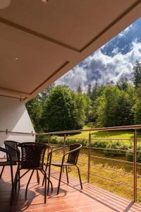 balcone con sedie e vista su un treno di Hotel Podium a Wisła