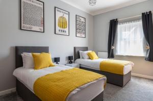 Stunning 2BR, 2BA, Apartment - Super King Size Beds - Free Parking - 6 mins to LGW Airport 객실 침대