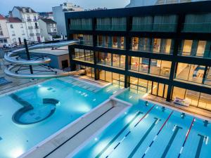 - une vue sur un bâtiment avec piscine dans l'établissement Villa Thermae Nancy, à Nancy