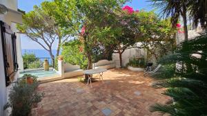 Taman di luar Amazing Villa seafront on Circeo Mountain