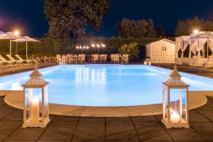 uma grande piscina à noite com luzes em Alla Corte Delle Terme Resort em Viterbo