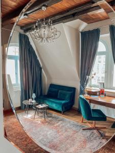 uma sala de estar com um sofá azul e um espelho em Apartmenthaus am Dom "Maisonette" em Zwickau