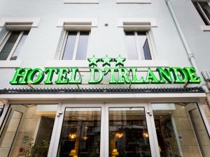 un cartello sulla parte anteriore di un hotel di Hôtel Irlande a Lourdes