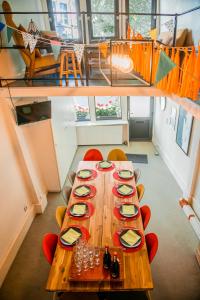 A seating area at Unieke woning in het historisch stadscentrum