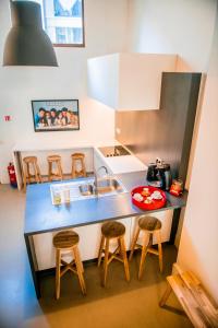 A kitchen or kitchenette at Unieke woning in het historisch stadscentrum