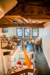 A seating area at Unieke woning in het historisch stadscentrum