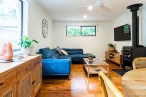 Oleskelutila majoituspaikassa Woodlands Seaside - An Avoca Beach Retreat with Separate Studio