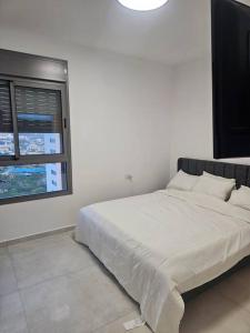 Llit o llits en una habitació de Elegant 3 bedroom Ocean view Condo in Kiryat Yam