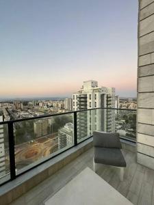 Balcó o terrassa a Elegant 3 bedroom Ocean view Condo in Kiryat Yam