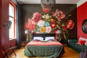 1 dormitorio con un mural de flores en la pared en Hotel Art Nouveau am Kurfürstendamm en Berlín