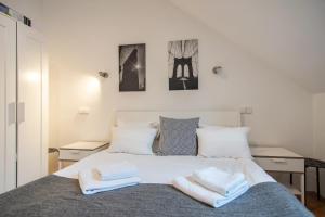 מיטה או מיטות בחדר ב-Private Retreat Close to Stations in Praha 3