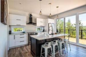 Una cocina o cocineta en Chalet Alpine by Tremblant Platinum