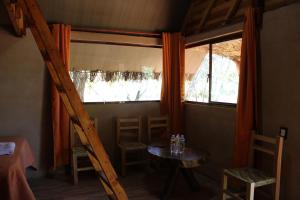 une chambre avec une table, des chaises et une fenêtre dans l'établissement La Montaña Parque Natural, 