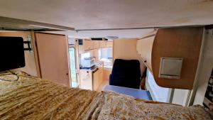 Una cabaña con cama y cocina. en Camping-car, en Vitry-le-François