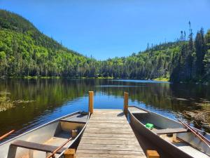 ein Boot, das an einem Dock auf einem See parkt in der Unterkunft Auberge Boréale de Charlevoix in Petit-Saguenay