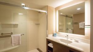 bagno con lavandino e doccia con specchio di Residence Inn by Marriott Seattle University District a Seattle