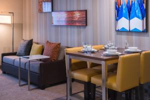 una sala da pranzo con tavolo e divano di Residence Inn by Marriott Seattle University District a Seattle