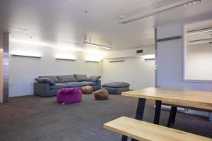 Area tempat duduk di The Brownston Hostel