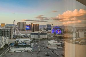 uma vista para uma grande cidade com um edifício em NO RESORT FEES-MGM StripView Adjoining Suites F1 View em Las Vegas