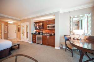 um quarto com uma cama e uma cozinha com uma mesa em NO RESORT FEES-MGM StripView Adjoining Suites F1 View em Las Vegas