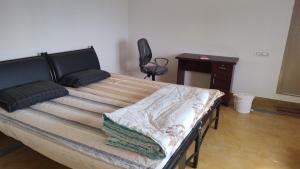 Rúm í herbergi á A spacious AC room with wide Balcony -Karimbumel House a perfect place for yoga practicioners