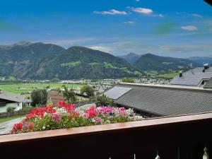 un balcone con fiori e vista sulle montagne. di Stroblhof a Vipiteno