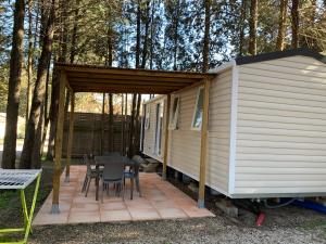 Cabaña con mesa y sillas en un patio en La Vallée De Taradeau, en Taradeau