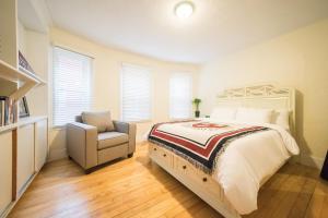 Cama ou camas em um quarto em The Boston Rental - Multiple Floorplans