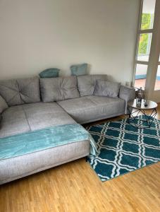 a living room with a couch and a rug at Ferienwohnung Stadtgracht in Nordhorn