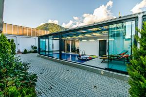 uma grande casa de vidro com piscina em VİP Family Home em Gabala