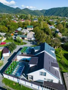 uma vista aérea de um edifício com painéis solares em VİP Family Home em Gabala