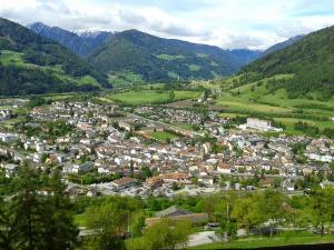 una vista aerea di una città in montagna di Stroblhof a Vipiteno