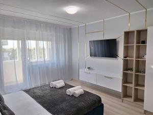 een slaapkamer met een bed met twee handdoeken erop bij Riverside 1 in Timişoara