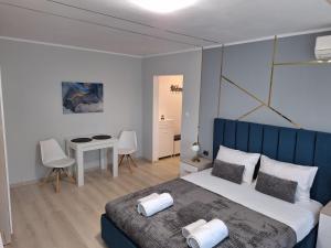 een slaapkamer met een groot bed en een bureau bij Riverside 1 in Timişoara