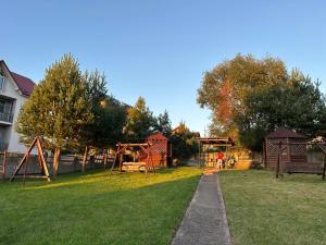 een park met een speeltuin en een speelplaats bij Готель Едельвейс in Skhidnitsa