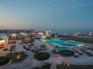 A piscina localizada em Mercure Hurghada Hotel ou nos arredores